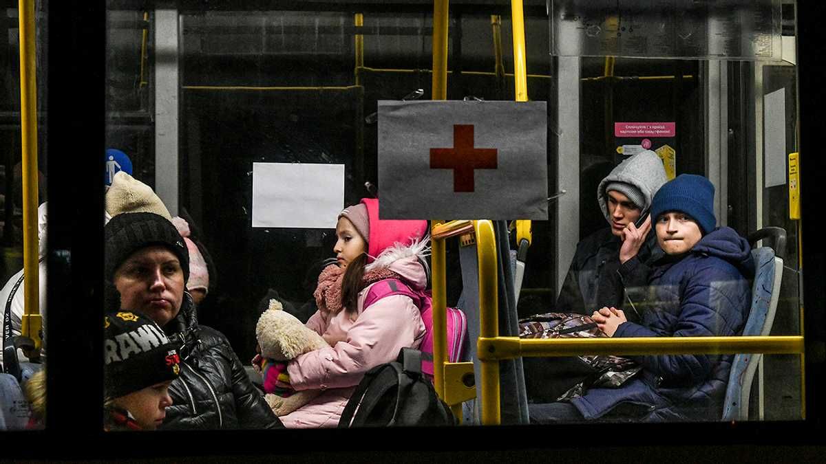 Самая трудная ситуация в Гостомеле – люди просто идут пешком, – Поворозник об эвакуации - 24 Канал Самая трудная ситуация в Гостомеле – люди просто идут пешком, – Поворозник об эвакуации - 24 Канал