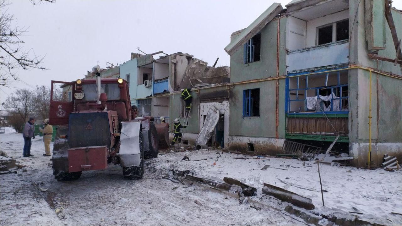 Россияне сбросили 6 авиабомб на Слобожанское, где никогда не было военных объектов: есть жертвы Россияне сбросили 6 авиабомб на Слобожанское, где никогда не было военных объектов: есть жертвы