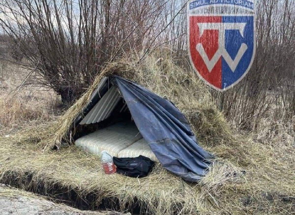 Нічліг у копиці сіна в полі: у мережі показали, як окупанти "комфортно влаштувалися" в Україні - 24 Канал Нічліг у копиці сіна в полі: у мережі показали, як окупанти "комфортно влаштувалися" в Україні - 24 Канал