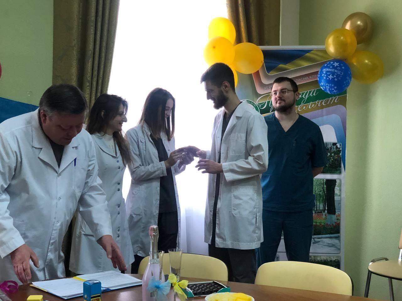 У Херсонській лікарні одружилися лікарі-інтерни: їх розписав директор медзакладу - 24 Канал У Херсонській лікарні одружилися лікарі-інтерни: їх розписав директор медзакладу - 24 Канал