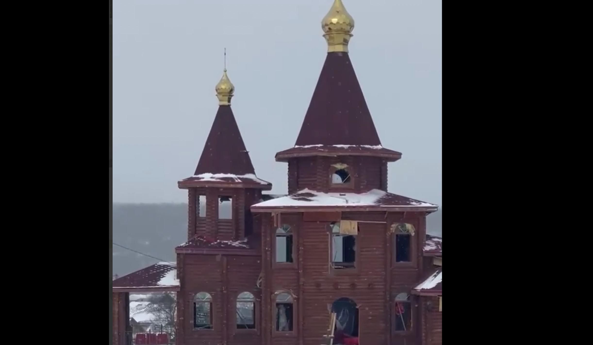 Оккупанты в Изюме безжалостно разбомбили храм: видео с места происшествия