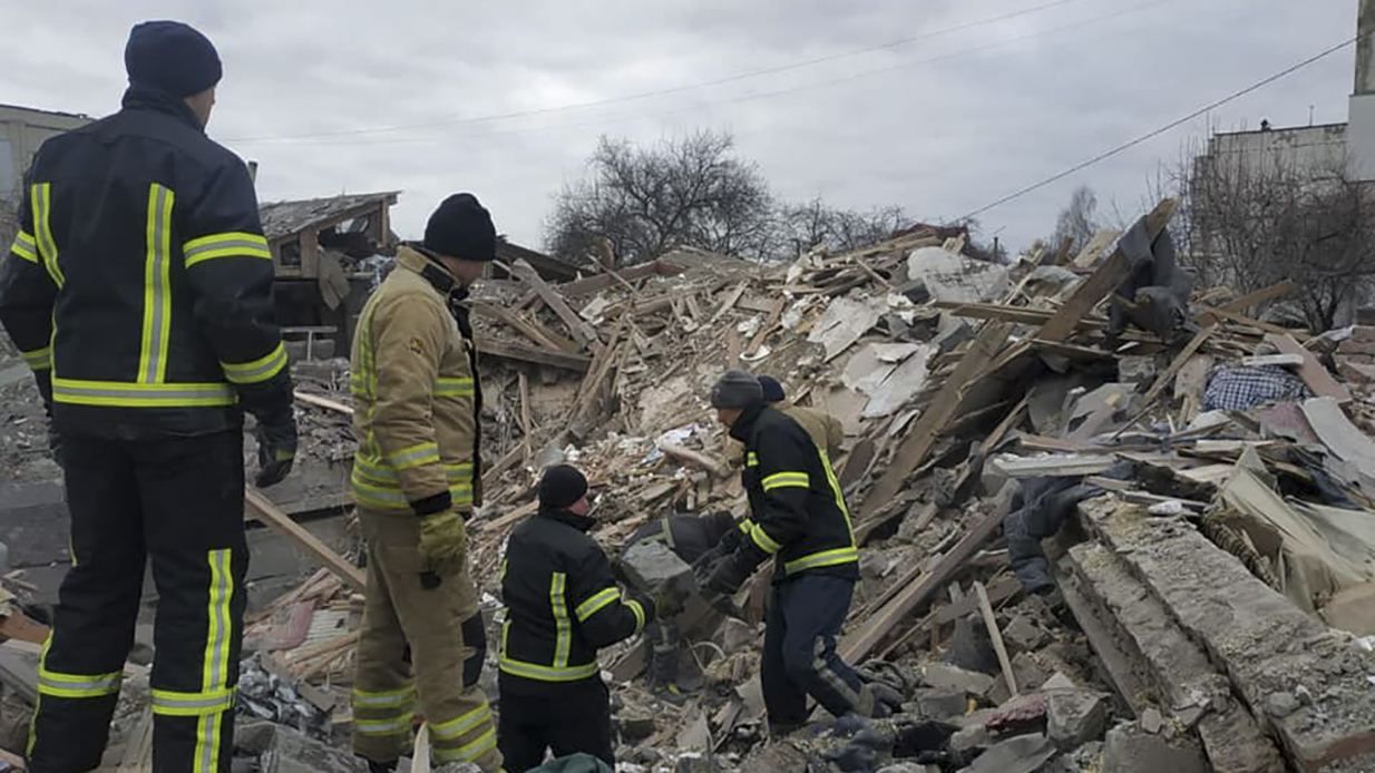 В Овручі за 4 дні ліквідували наслідки бомбардувань: 19 будинків пошкоджені - 24 Канал