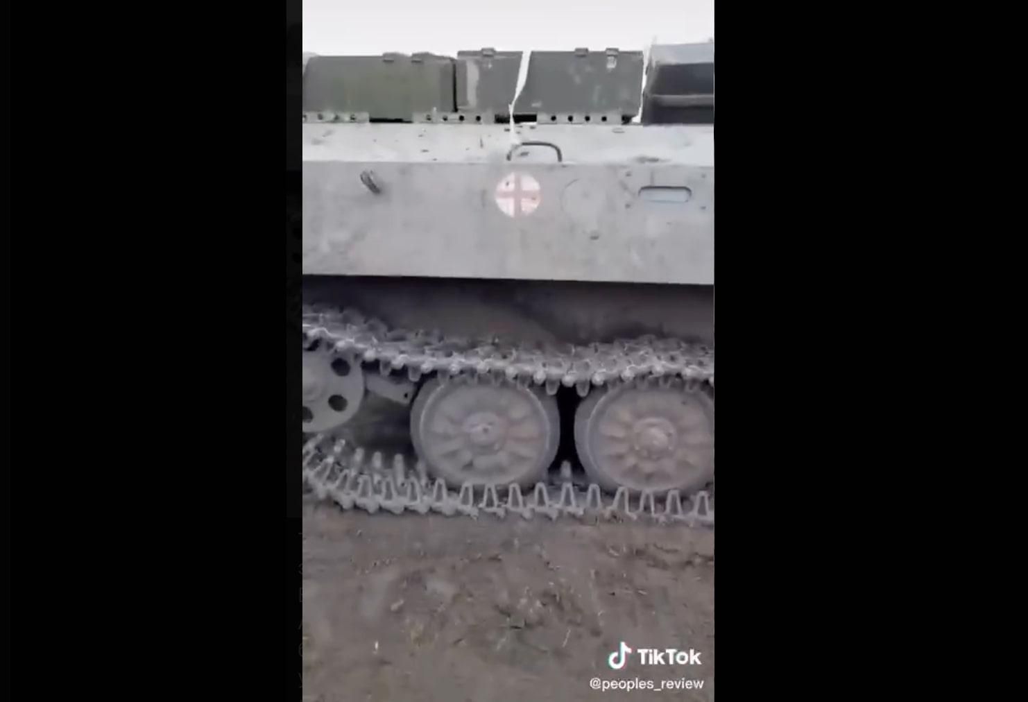 Нарисовали красный крест и заминировали: Геращенко показал трофейную машину оккупантов Нарисовали красный крест и заминировали: Геращенко показал трофейную машину оккупантов