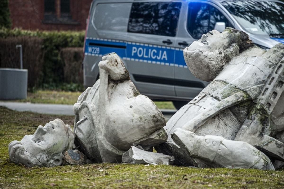 "Построен на пропаганде и иллюзиях": в Польше уничтожен советский памятник - 24 Канал "Построен на пропаганде и иллюзиях": в Польше уничтожен советский памятник - 24 Канал