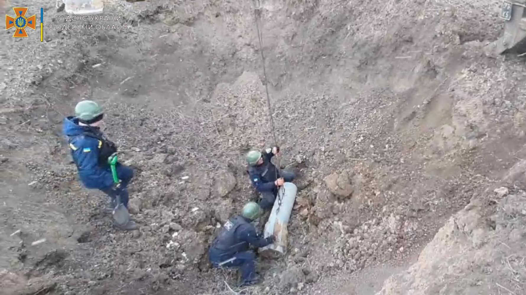Велика та небезпечна: на Одещині сапери знищили бомбу ОФАБ-250 – промовисті фото - Одеса Велика та небезпечна: на Одещині сапери знищили бомбу ОФАБ-250 – промовисті фото - Одеса