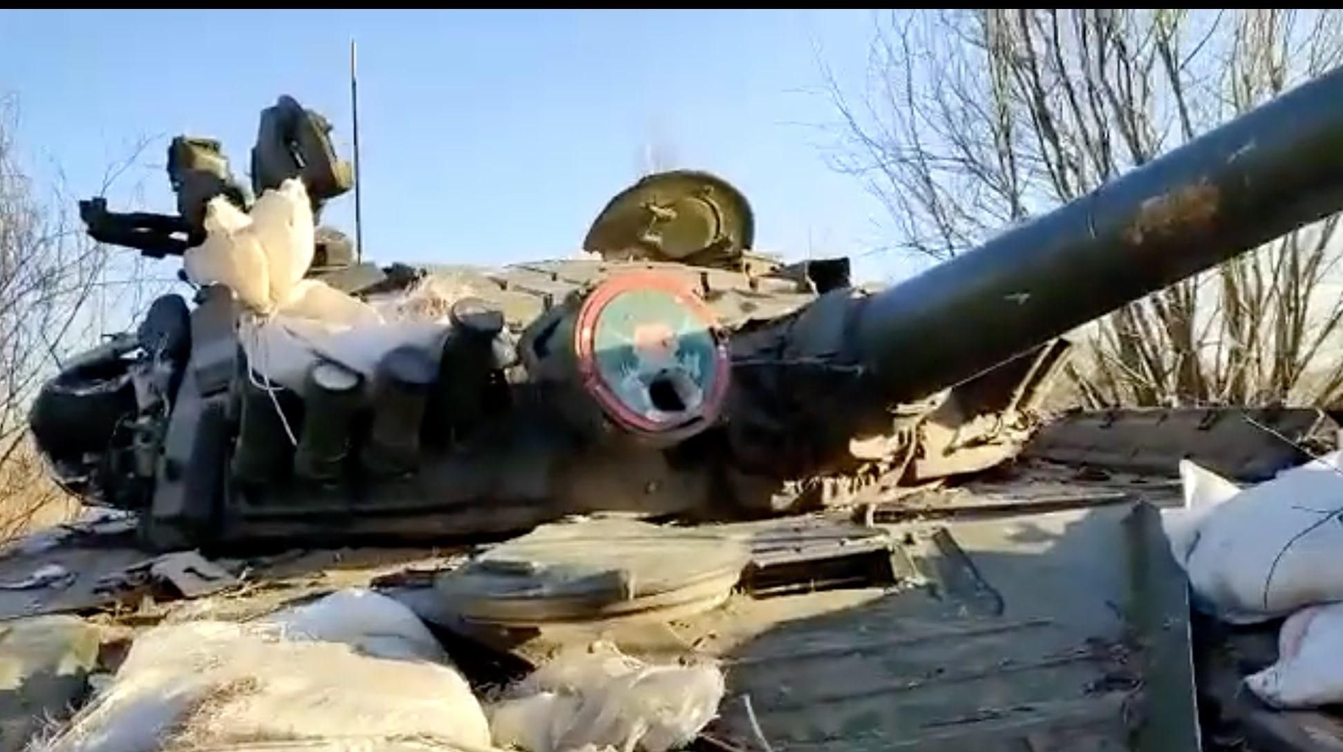 Розумом росіян не зрозуміти: окупанти захищають свої танки від "Джавелінів" мішками з піском - 24 Канал