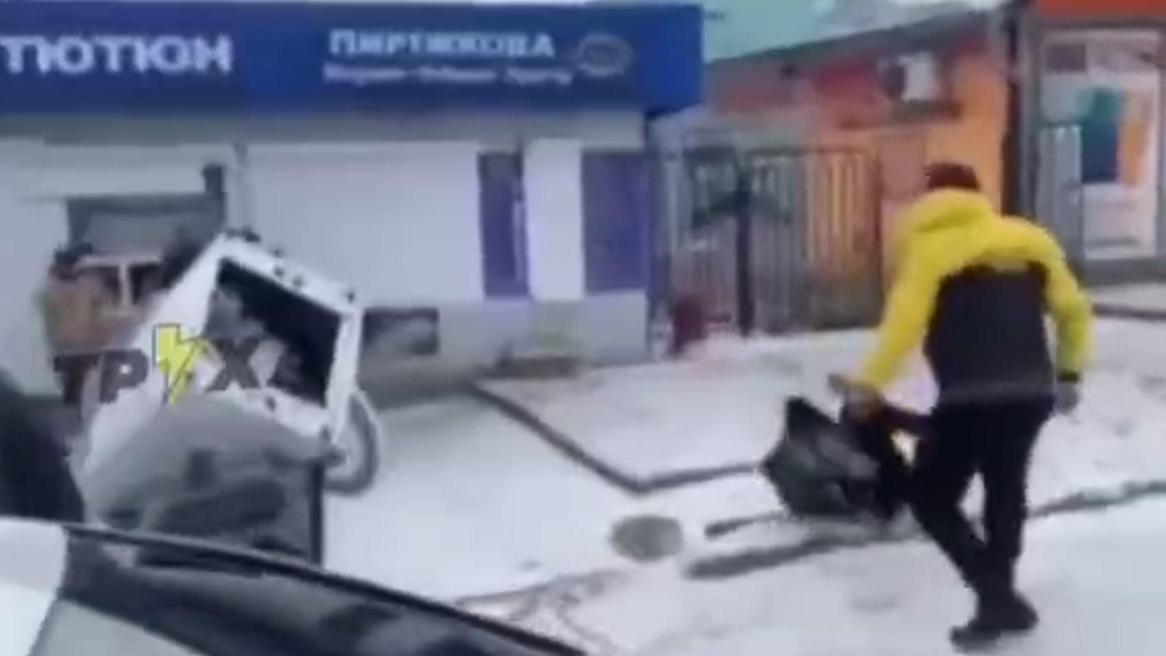 В Ізюмі чоловік самотужки відгамселив мародерів, які грабували його магазин: промовисте відео - 24 Канал В Ізюмі чоловік самотужки відгамселив мародерів, які грабували його магазин: промовисте відео - 24 Канал