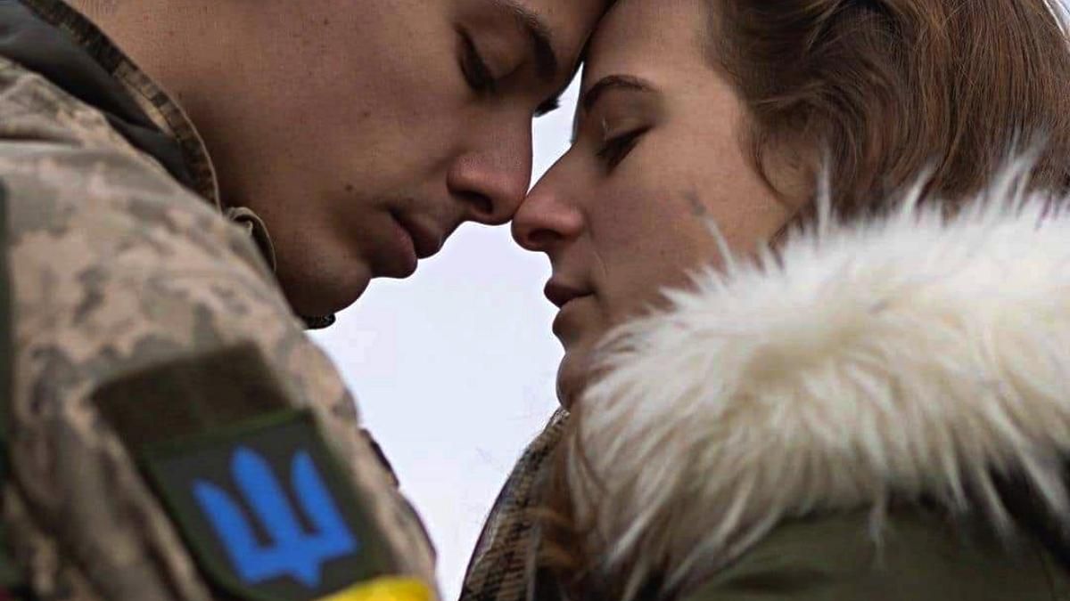 Объятия и слезы в глазах: трогательные фото прощания военных с любимыми на вокзале во Львове - 24 Канал