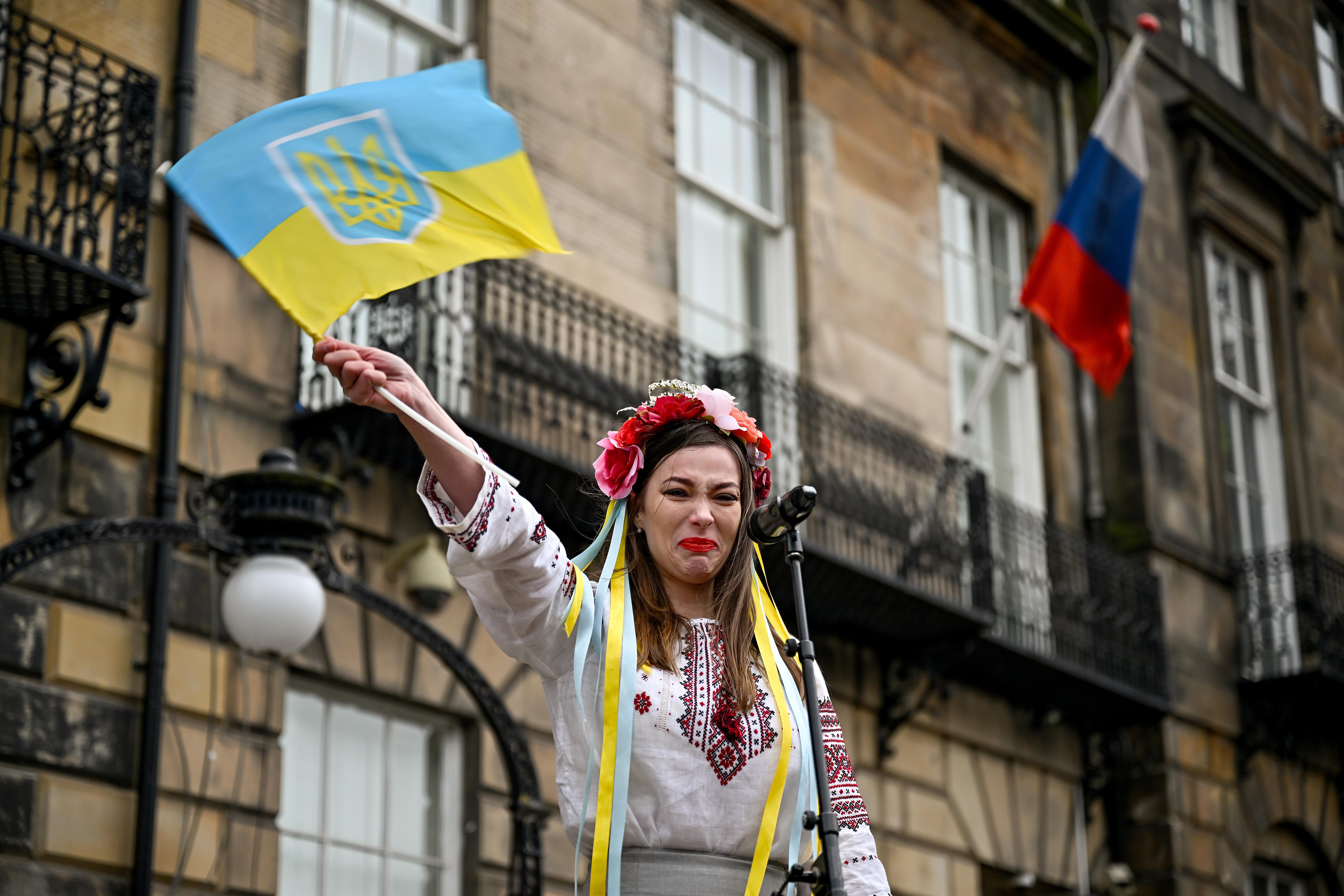 У Шотландії українка прочитала "Заповіт" біля консульства Росії: емоційні фото, відео - 24 Канал