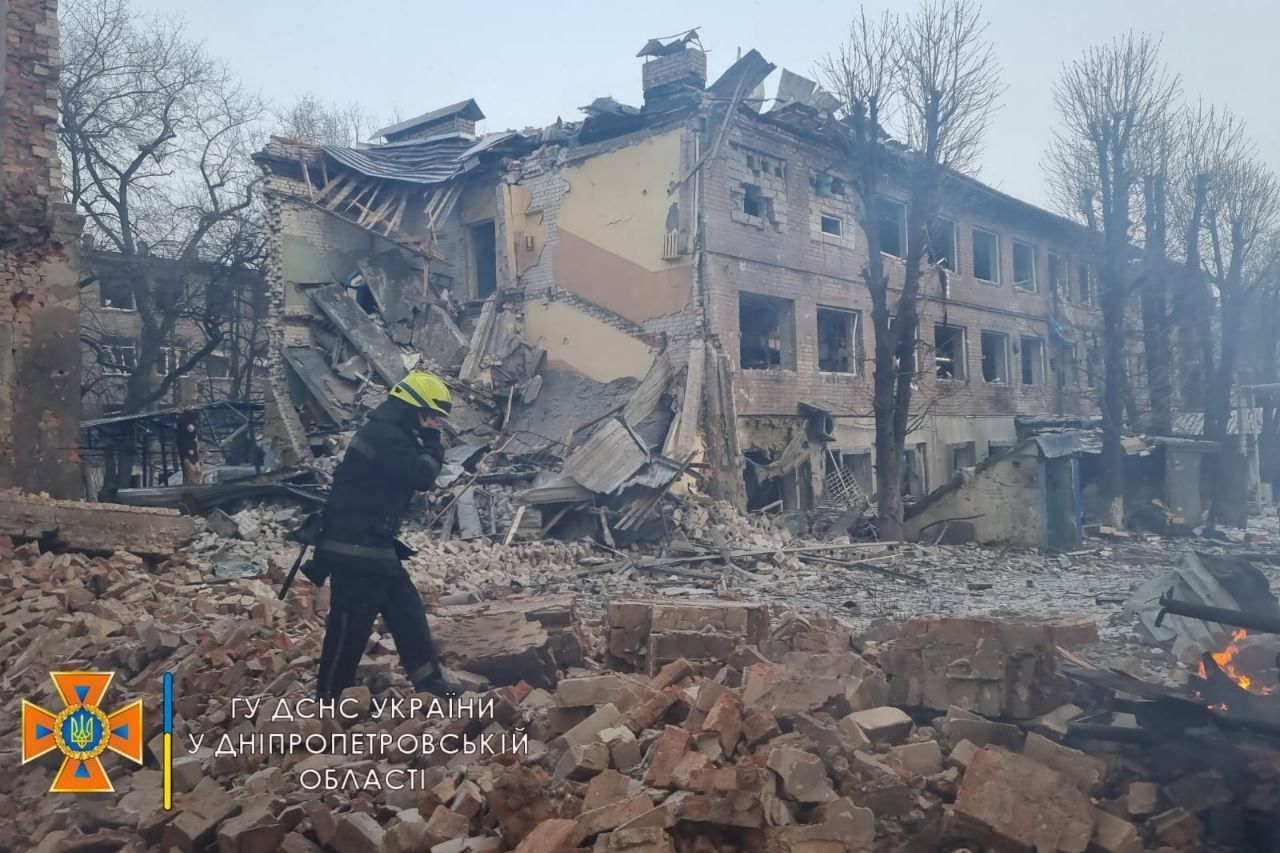 Наслідки авіаудару по Дніпру: у ДСНС показали фото руйнувань - 24 Канал