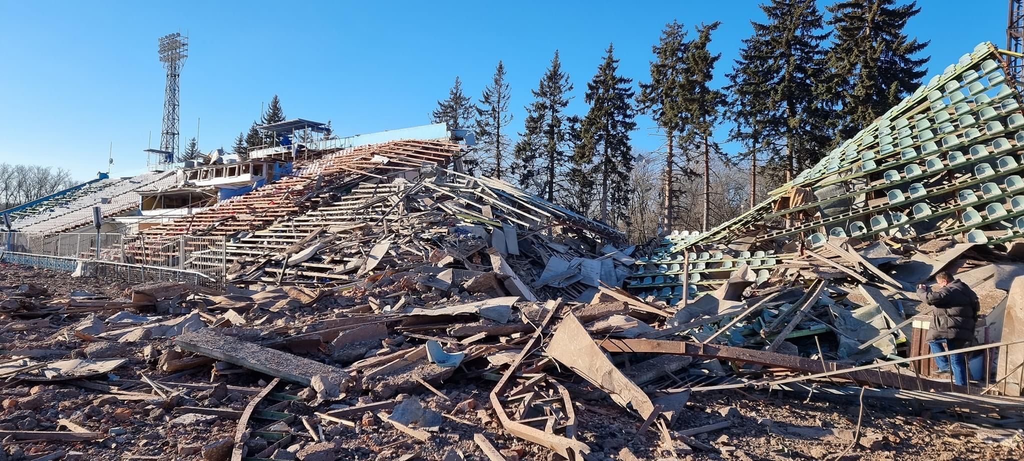 Російські військові втретє обстріляли стадіон Десни: фото розрух