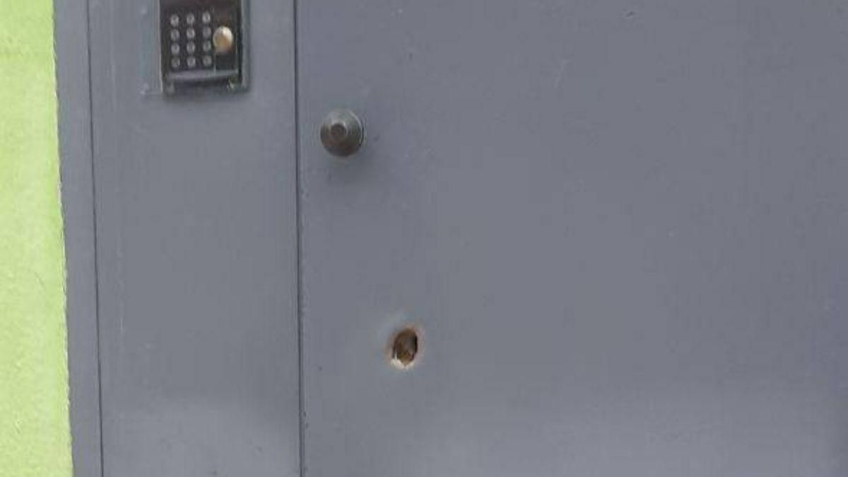 Від вибуху у Харкові загинув чоловік: вбило осколком через металеві двері під'їзду - 24 Канал Від вибуху у Харкові загинув чоловік: вбило осколком через металеві двері під'їзду - 24 Канал