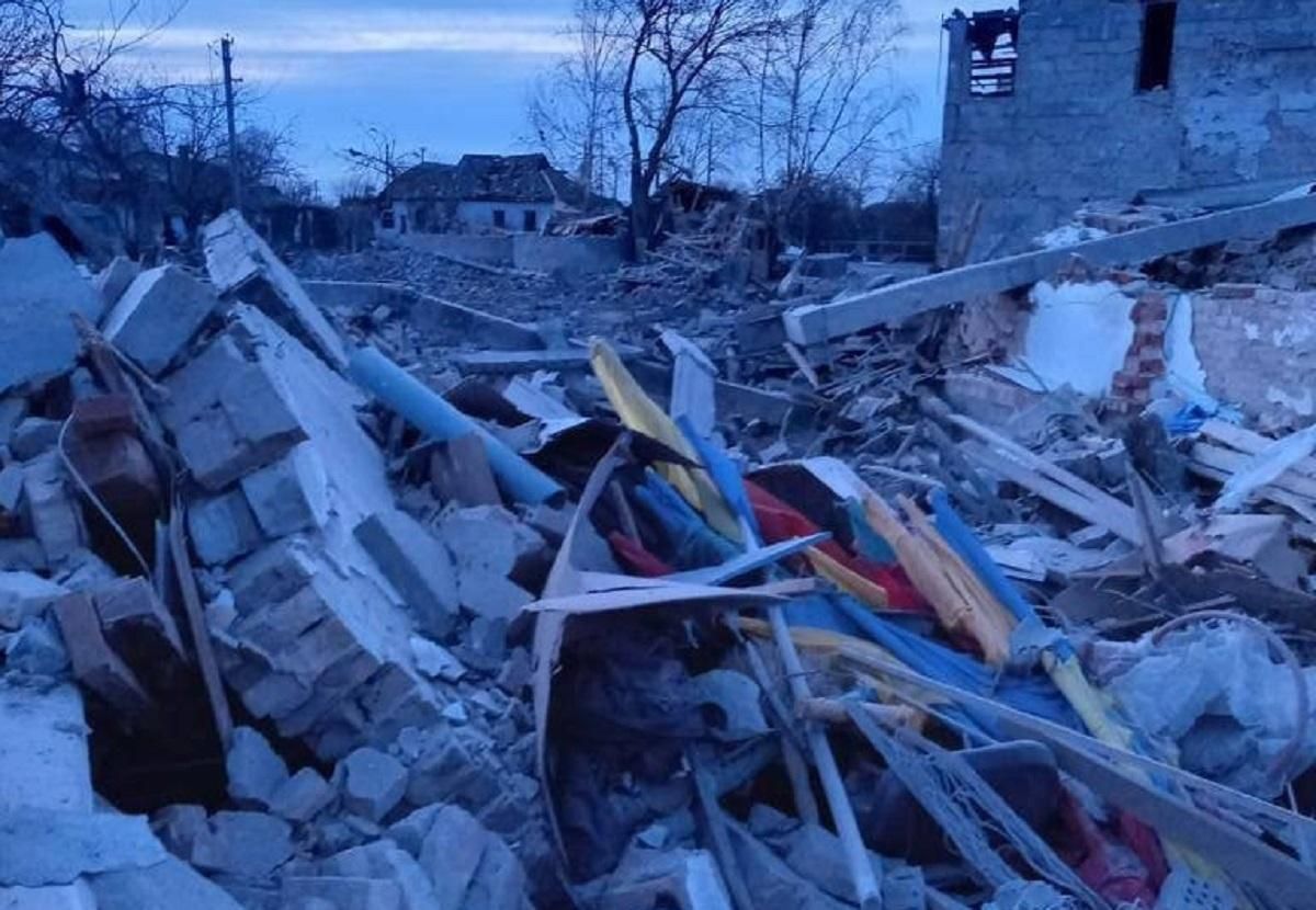 Рятувальники розбирають завали в Баришівці після жахливого авіаудару: є травмовані - 24 Канал Рятувальники розбирають завали в Баришівці після жахливого авіаудару: є травмовані - 24 Канал