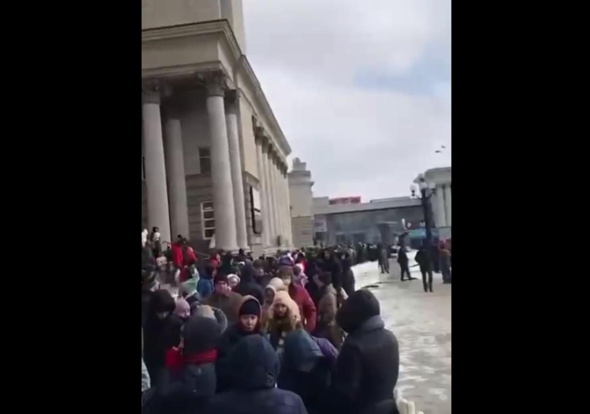 На залізничному вокзалі в Дніпрі утворились величезні черги: відео натовпу - 24 Канал