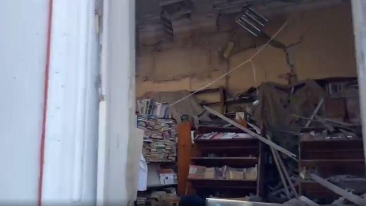 Разгромленная библиотека: видео последствий мощного авиаудара по Чернигову Разгромленная библиотека: видео последствий мощного авиаудара по Чернигову