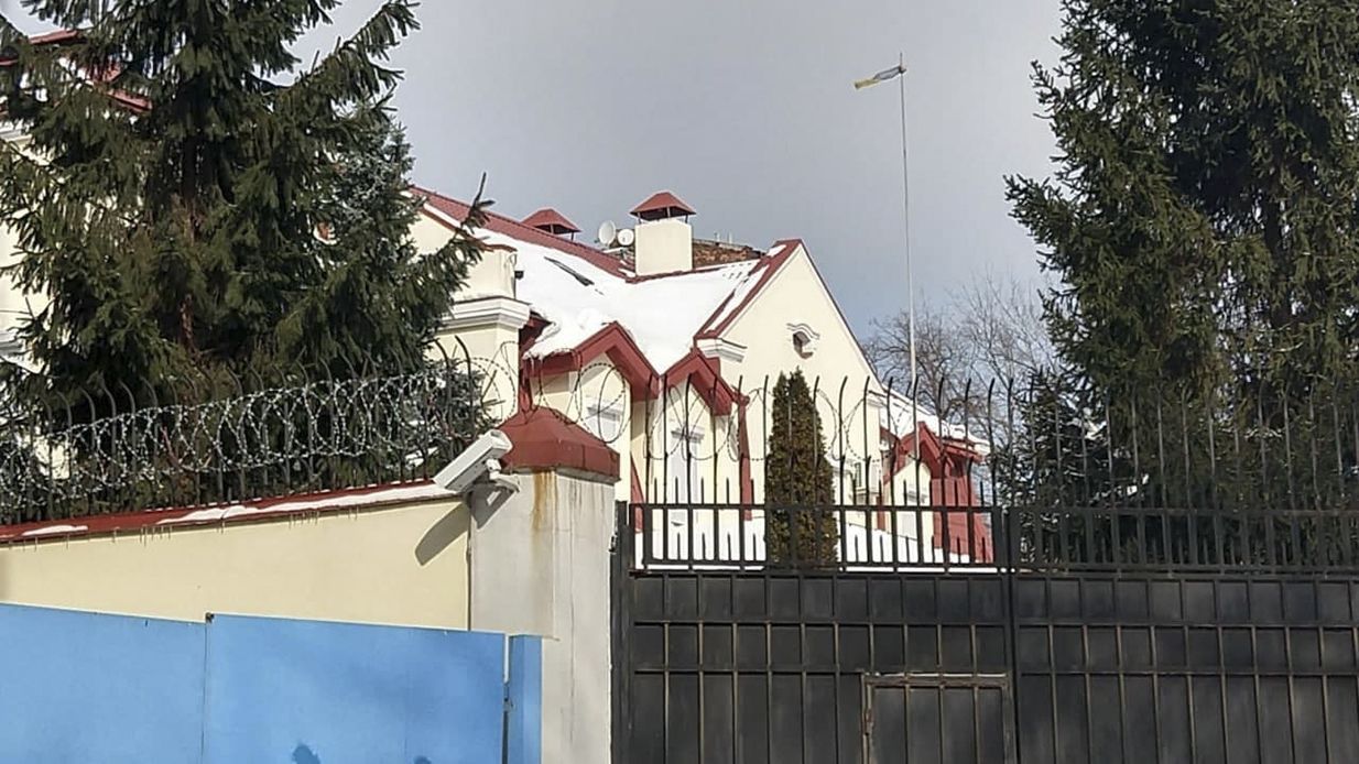На російському консульстві в Харкові замайоріли українські прапори - 24 Канал