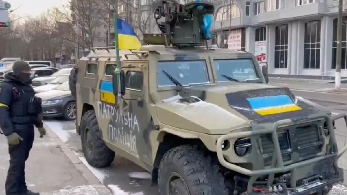 Николаевская полиция получила трофейный "Тигр": видеофакт Николаевская полиция получила трофейный "Тигр": видеофакт