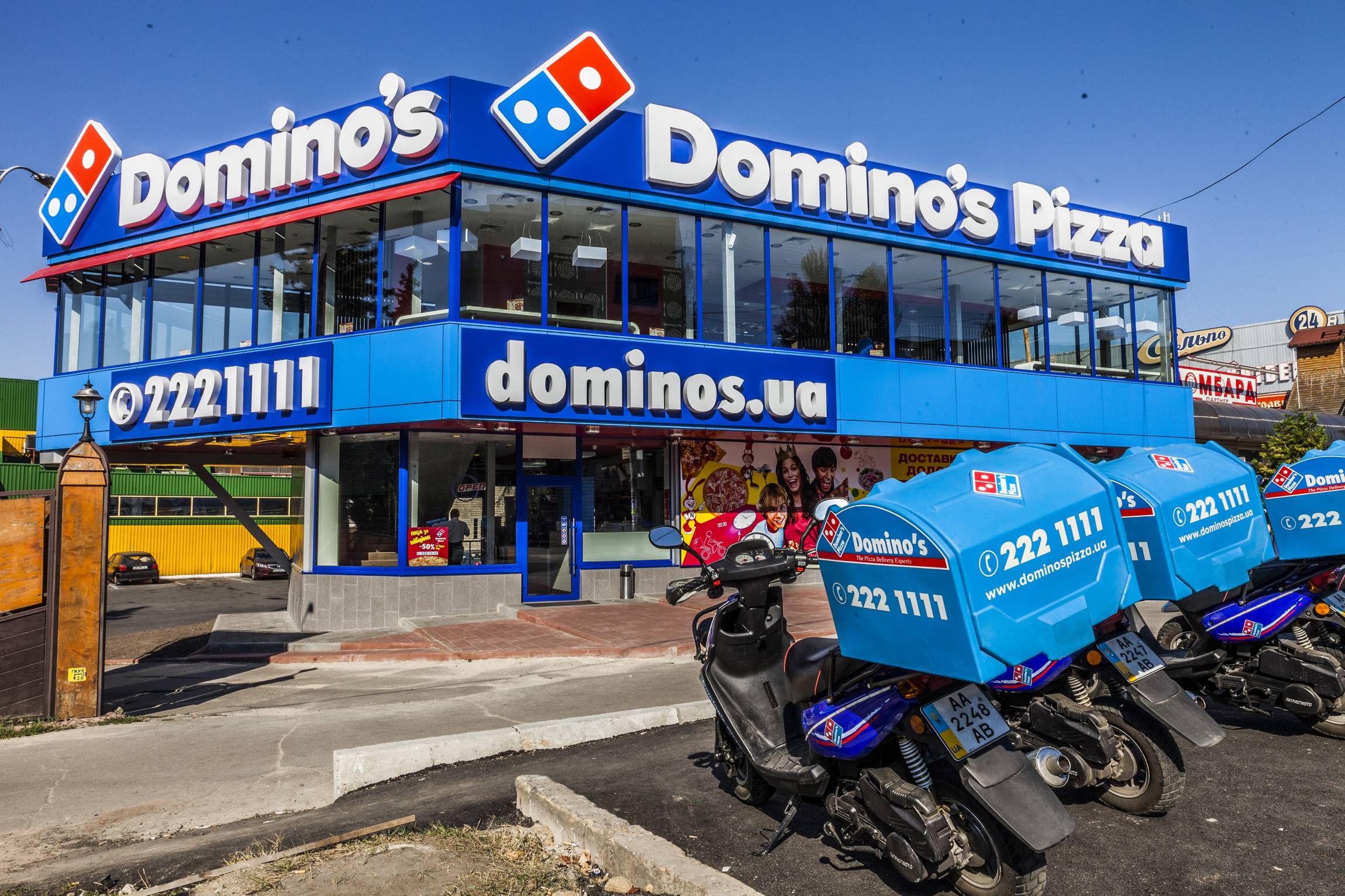 Мережа піцерій Domino's Pizza призупинила інвестиції у Росії - 24 Канал