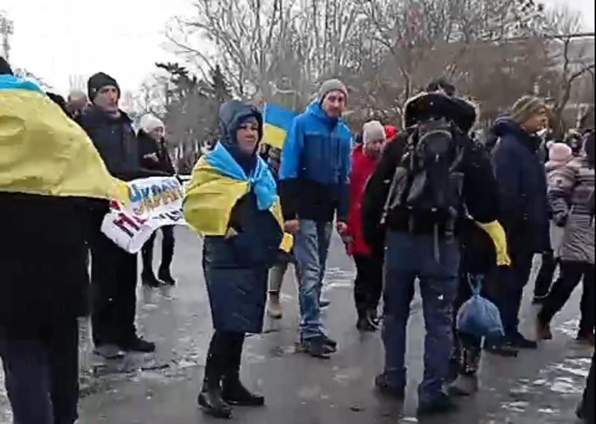 "Будьте ви прокляті, с*ки": українці в Херсоні прийшли з прапорами до окупантів - 24 Канал