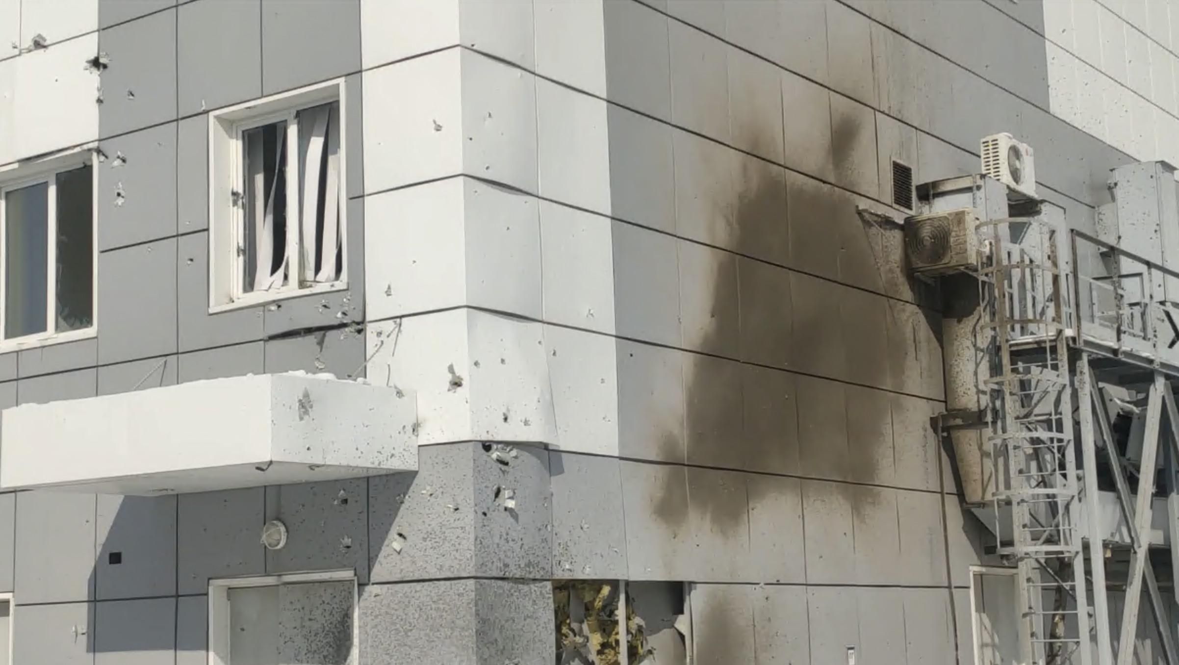 "На это смотреть больно": фото и видео из обстрелянного научного центра в Харькове