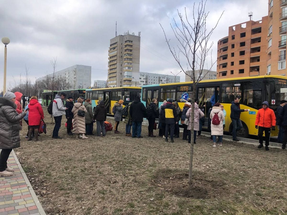 Евакуйовані люди з Енергодара вже успішно досягли Запоріжжя - 24 Канал