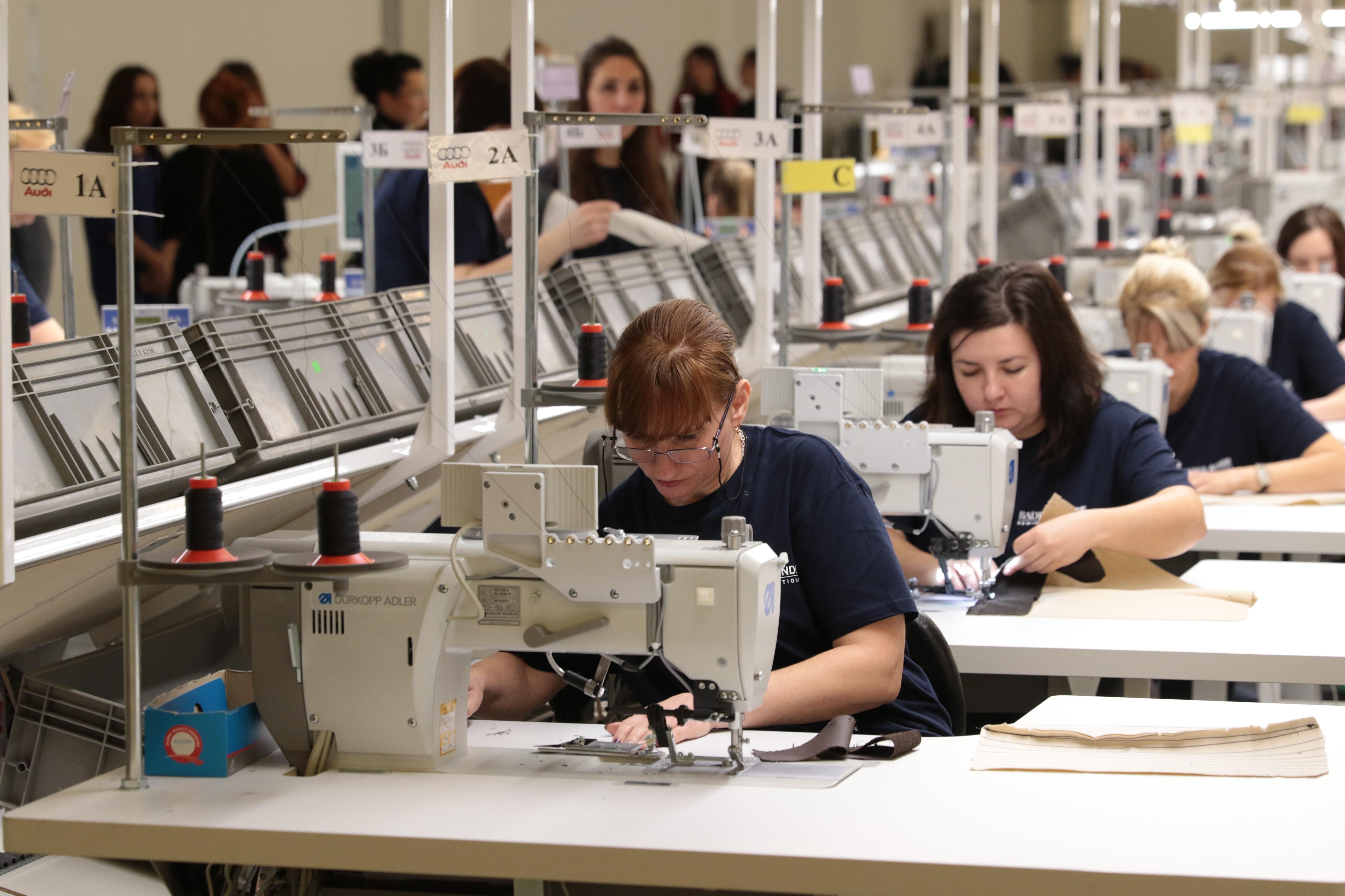 В Луганской ОВА рассказали, как переведут предприятия региона на запад страны - 24 Канал В Луганской ОВА рассказали, как переведут предприятия региона на запад страны - 24 Канал