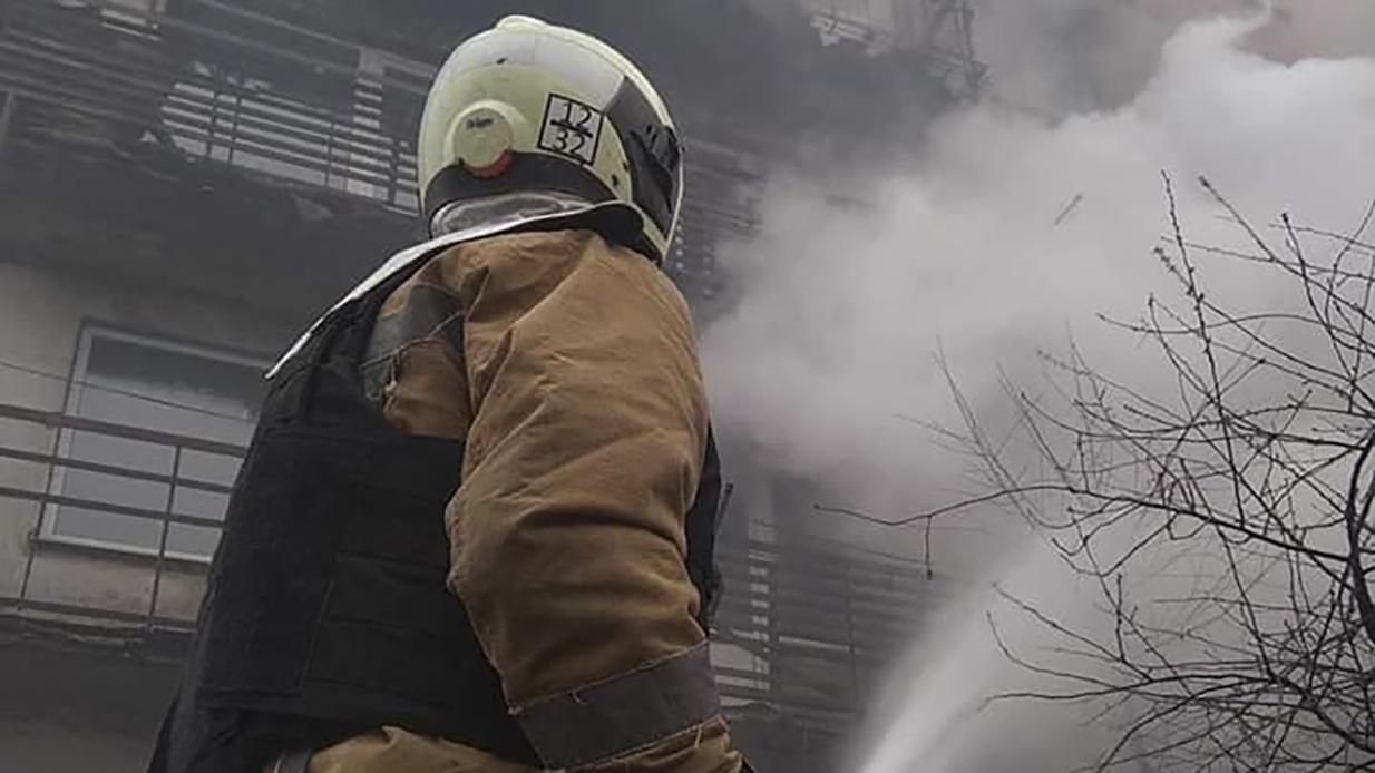 Рятувальники ризикують власним життям, але гасять пожежі на Луганщині - 24 Канал Рятувальники ризикують власним життям, але гасять пожежі на Луганщині - 24 Канал