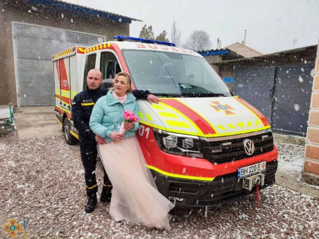 Війна не стане на заваді: на Одещині побралися рятувальник та вчителька – чарівне фото Війна не стане на заваді: на Одещині побралися рятувальник та вчителька – чарівне фото