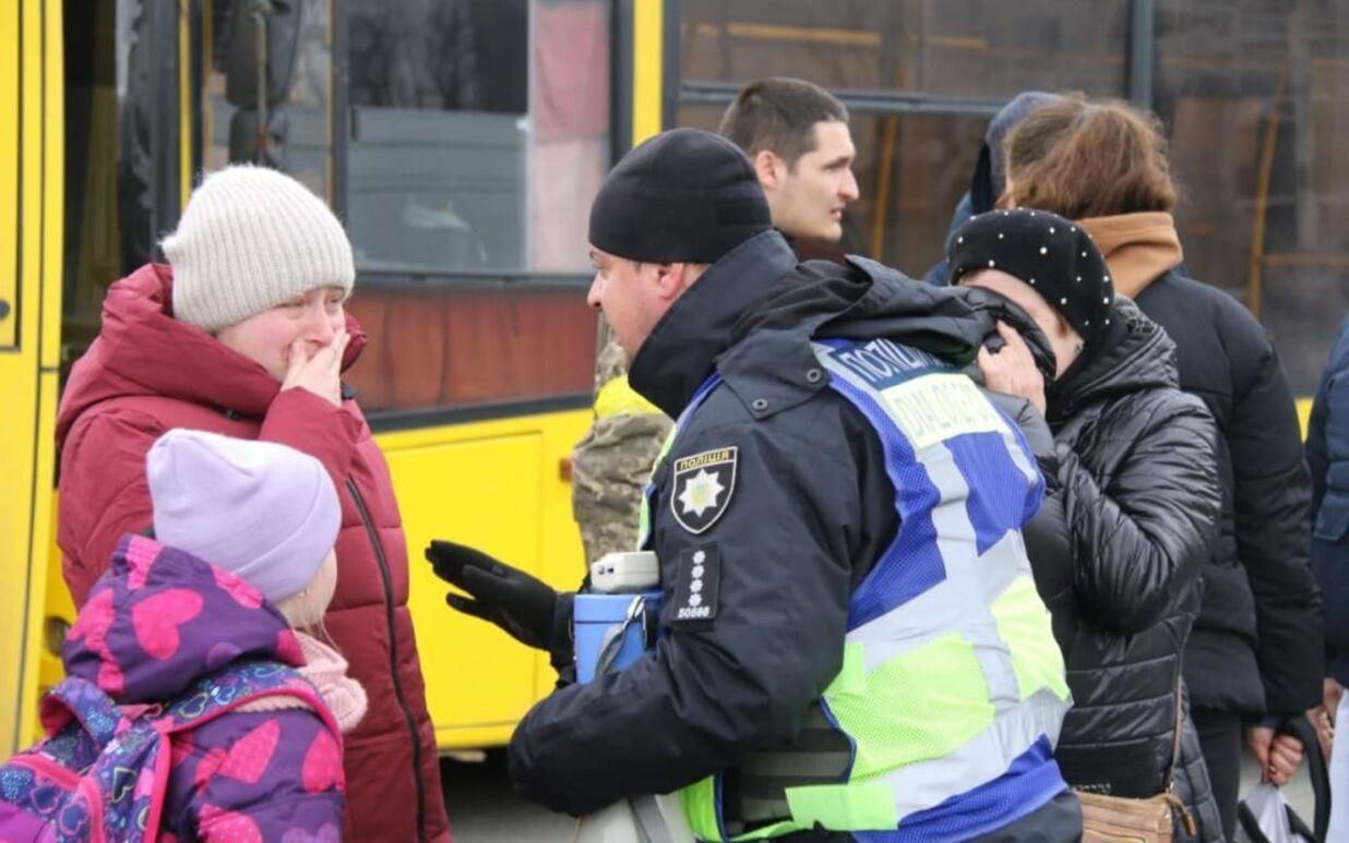 Заблокований Маріуполь й постійні обстріли Ізюма: радник МВС про гуманітарні коридори - 24 Канал