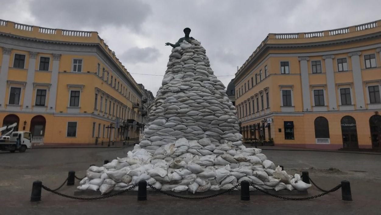 1200 мішків з піском: одесити намагаються захистити пам’ятник Дюку від обстрілів – фото - 24 Канал