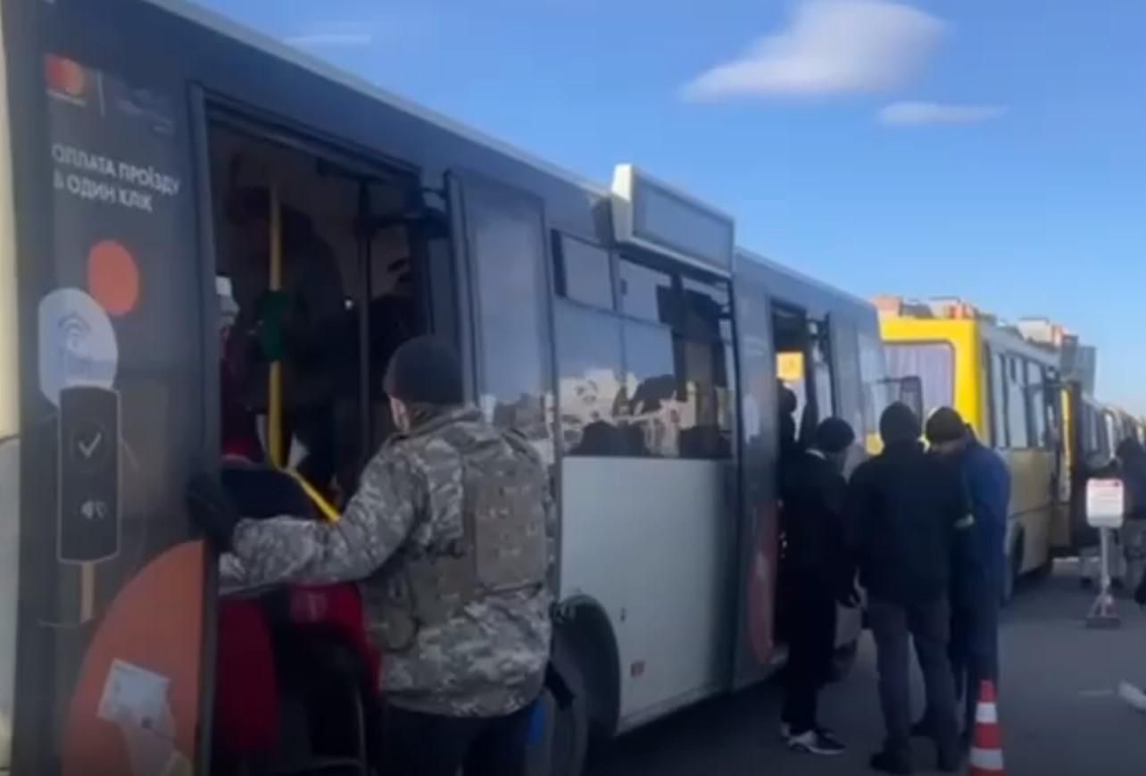 1 800 людей з Бучі евакуювали 11 березня у супроводі Червоного Хреста - 24 Канал