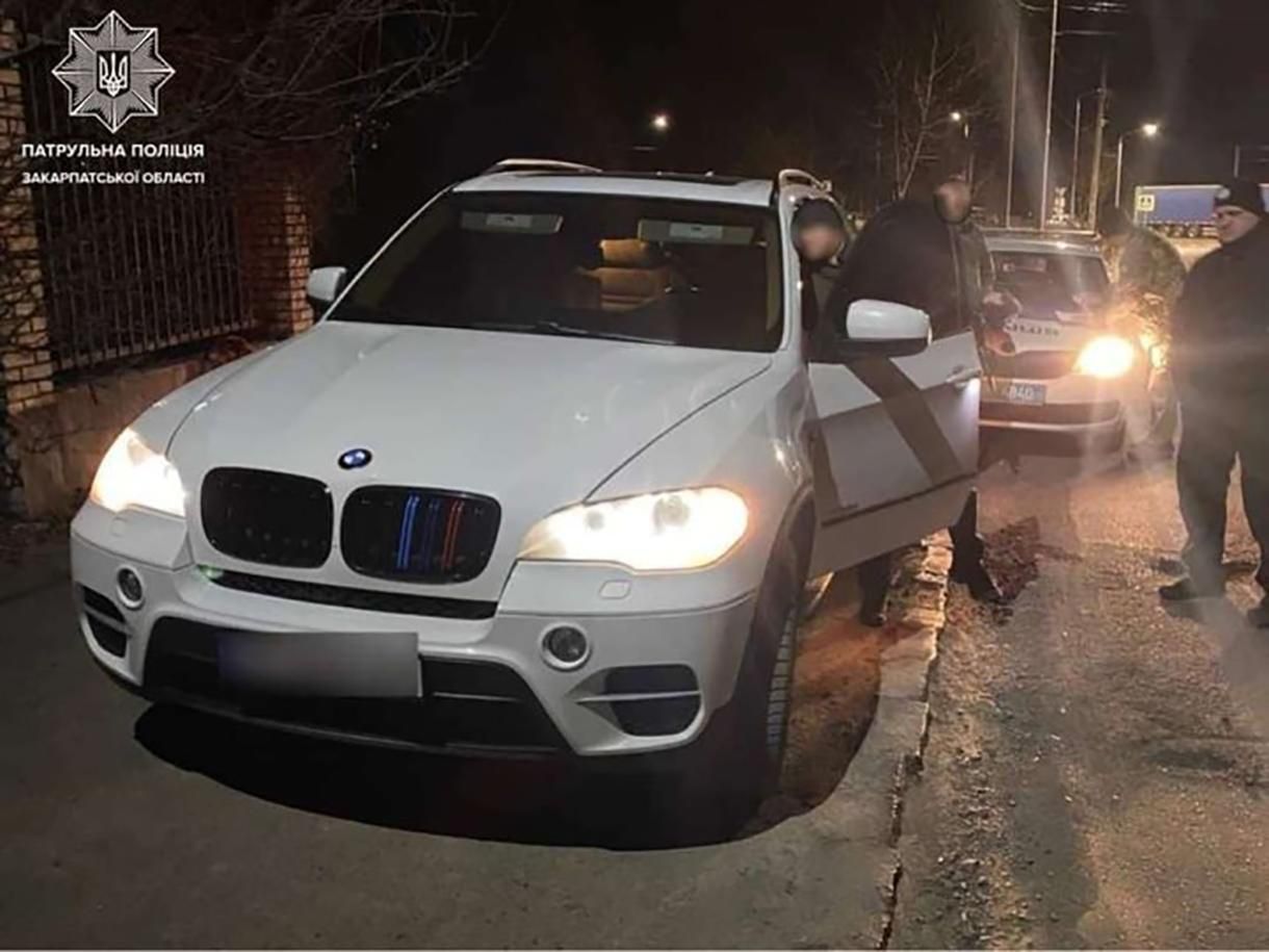 Конфисковали BMW X5 и вручили повестку: на Закарпатье задержали пьяного уклониста Конфисковали BMW X5 и вручили повестку: на Закарпатье задержали пьяного уклониста