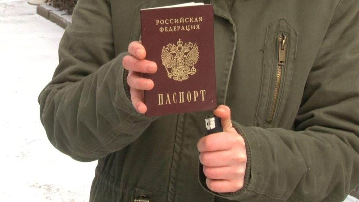 Росіянка у Черкасах на знак протесту проти війни спалила свій паспорт - 24 Канал