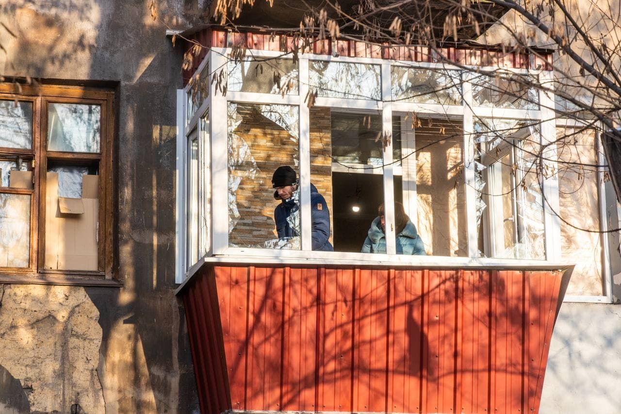 Днепропетровщина оправляется от авиаудара: люди заклеивают окна и разбирают завалы Днепропетровщина оправляется от авиаудара: люди заклеивают окна и разбирают завалы