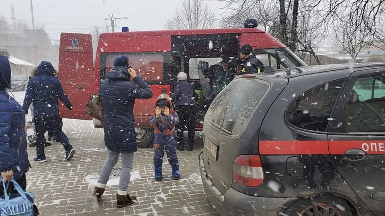 В Луганской области, несмотря на обстрелы, продолжается эвакуация мирного населения - 24 Канал