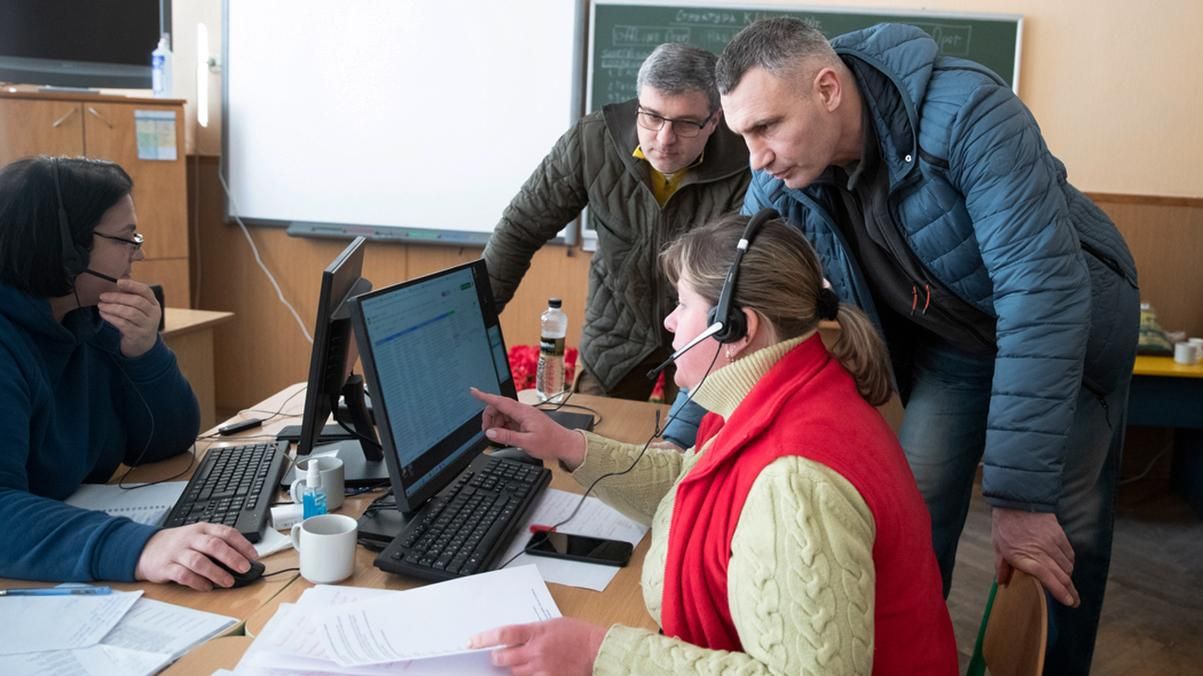 Помогают киевлянам и готовятся к худшему: Кличко показал работу Гуманитарного штаба столицы