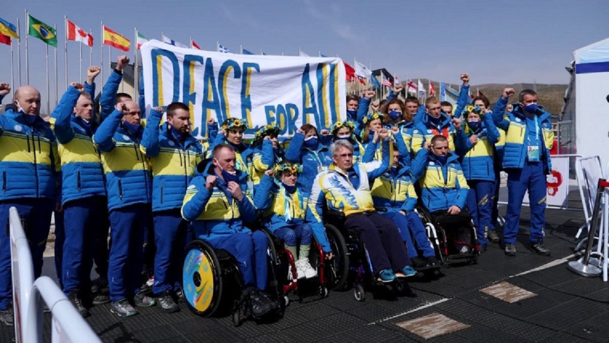Паралимпийская сборная Украины в Пекине мощно поддержала украинских воинов: видео