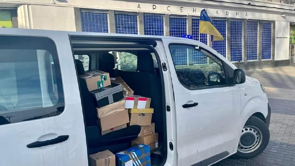 Люди, которые прячутся в киевском метро, получили "бандерольки дружбы" - 24 Канал Люди, которые прячутся в киевском метро, получили "бандерольки дружбы" - 24 Канал