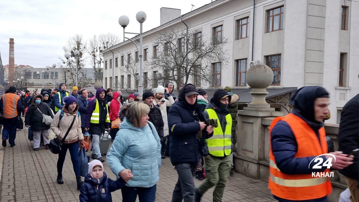 ЗМІ повідомляють, що Варшава та Краків більше не в змозі приймати українських біженців - 24 Канал