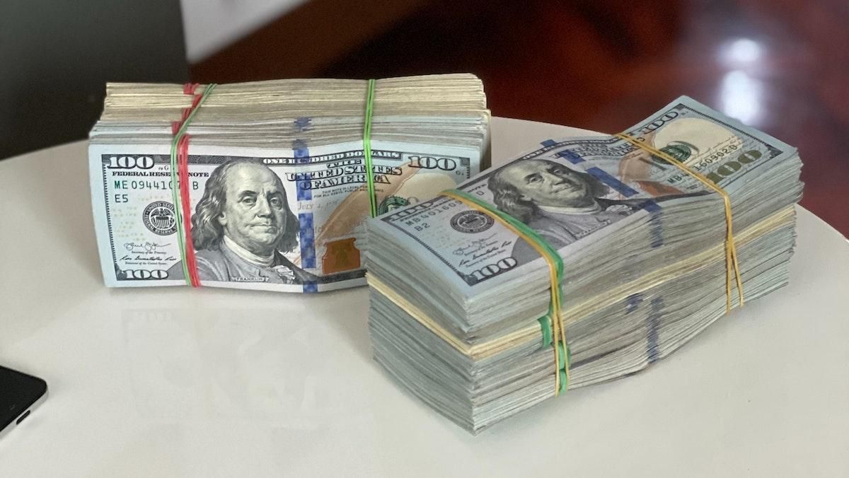 Доллары – только во снах: россиянам запретили снимать валюту со счетов - 24 Канал