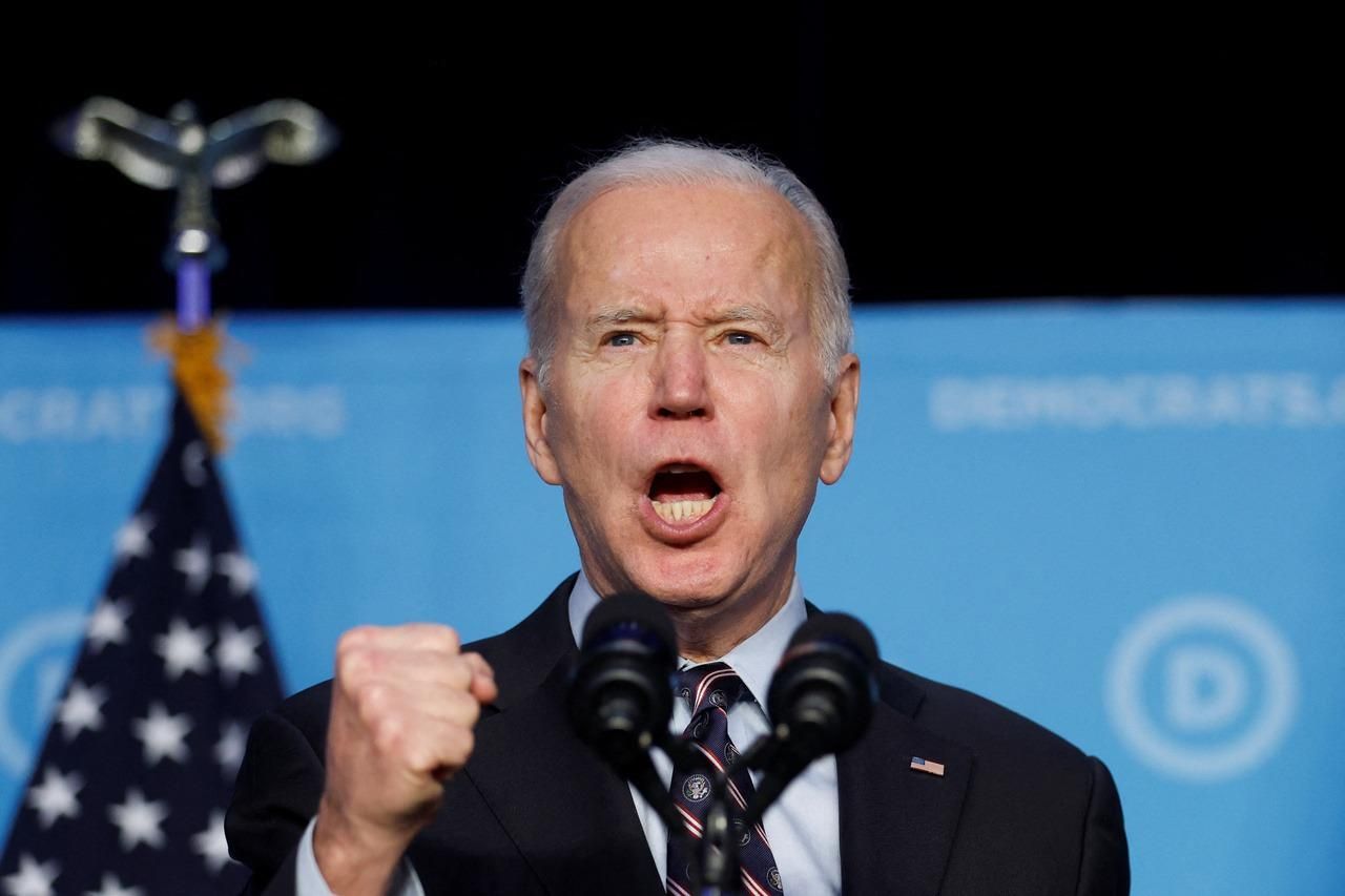 Ти мене чуєш, тебе розірве, — Байден насміхається з російського фондового ринку - 24 Канал Ти мене чуєш, тебе розірве, — Байден насміхається з російського фондового ринку - 24 Канал