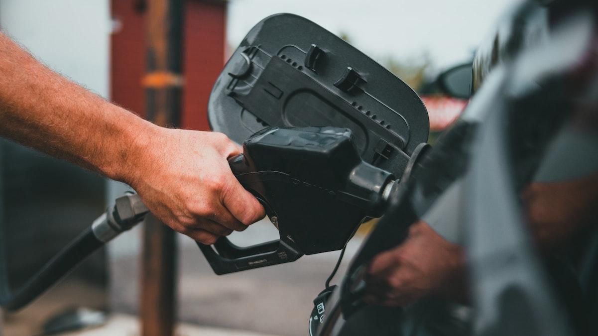 Кабмін знайшов рішення, як уникнути дефіциту та зростання цін на пальне на АЗС - 24 Канал Кабмін знайшов рішення, як уникнути дефіциту та зростання цін на пальне на АЗС - 24 Канал