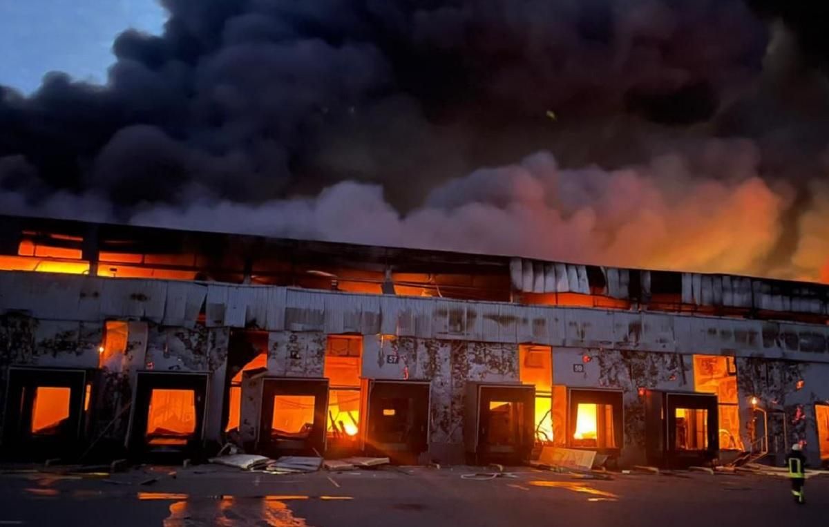 Все в огне: из-за обстрела россиян на Киевщине горел склад хранения замороженной продукции