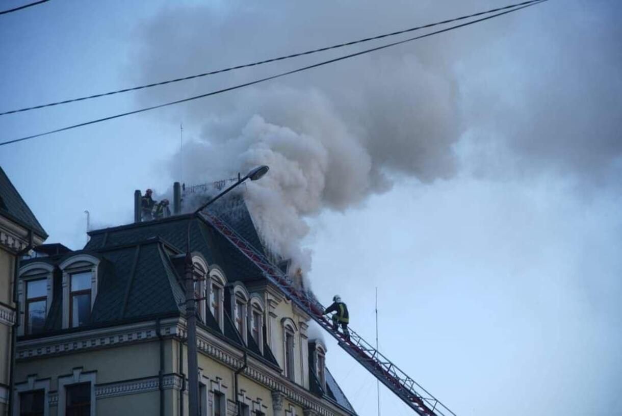На Подолі в Києві спалахнуло приміщення Ощадбанку: попередньо, збили ворожий безпілотник - 24 Канал