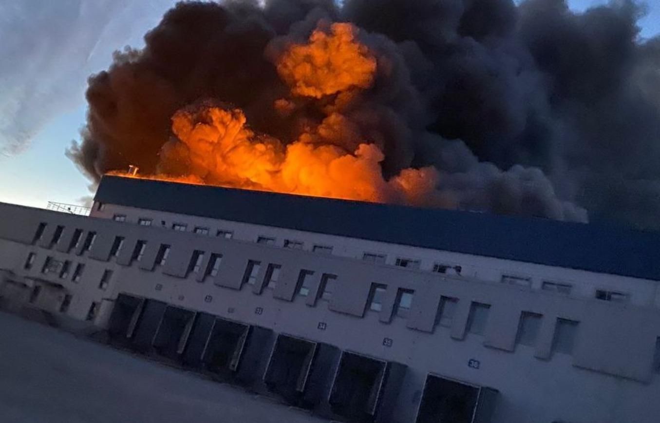 Пожар на складе замороженных продуктов под Киевом локализовали и дальше тушат