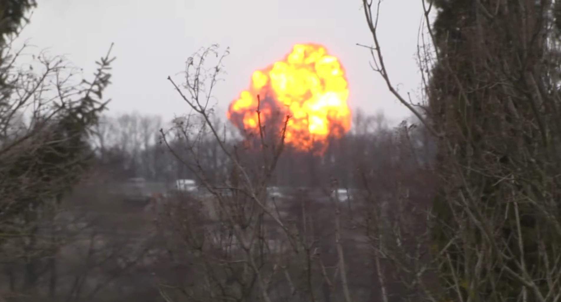 У Василькові окупанти знову влучили в нафтобазу - 24 Канал У Василькові окупанти знову влучили в нафтобазу - 24 Канал