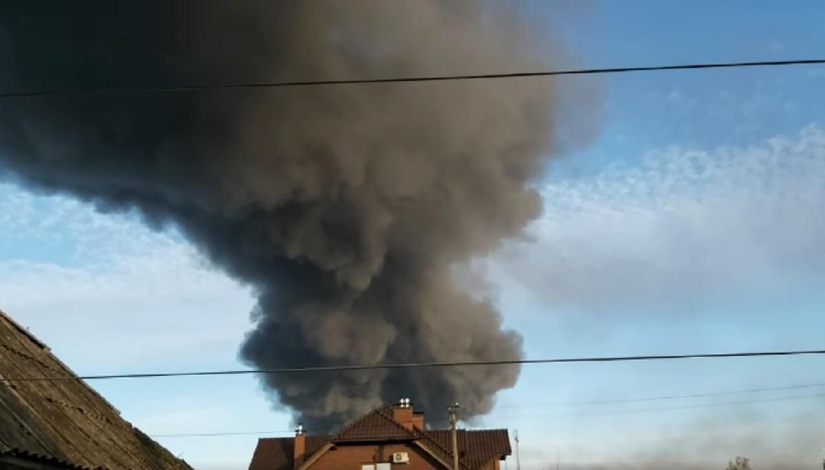 Крім нафтобази, у Василькові пошкоджений склад боєприпасів: детонують снаряди - 24 Канал Крім нафтобази, у Василькові пошкоджений склад боєприпасів: детонують снаряди - 24 Канал