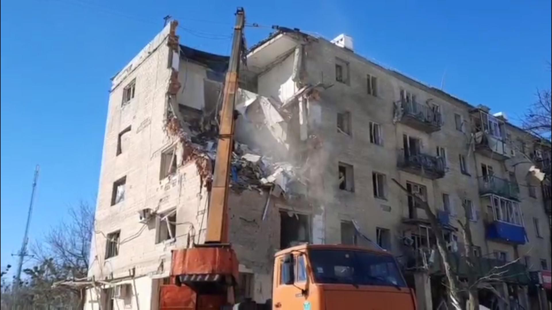 Спасатели разбирают завалы 5-этажки в Харькове, известно о погибшей