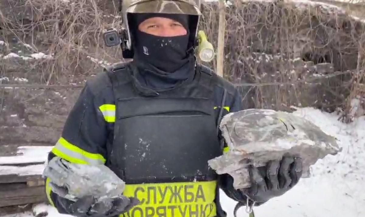 Валялися за кілометр від падіння: рятувальник показав уламки ракети, яка вдарила по Дніпру - 24 Канал Валялися за кілометр від падіння: рятувальник показав уламки ракети, яка вдарила по Дніпру - 24 Канал