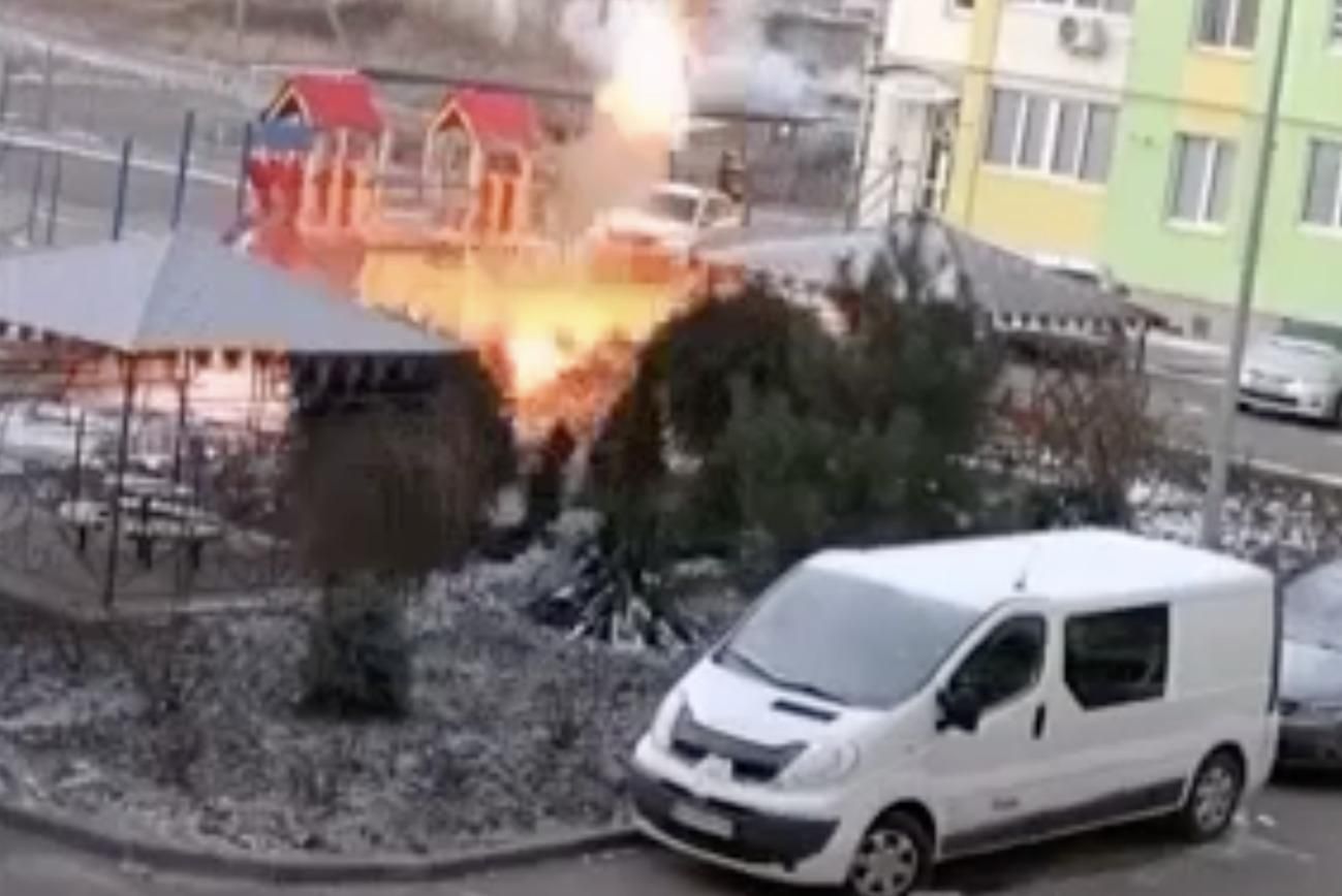 Обстрел Николаева попал на видео: россияне попали в детскую площадку